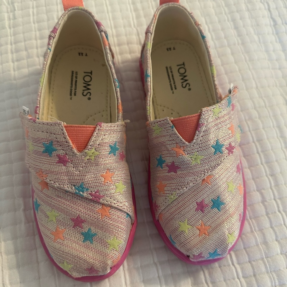 Little Girls Toms Shoes Size 11, like new! Only worn once.
